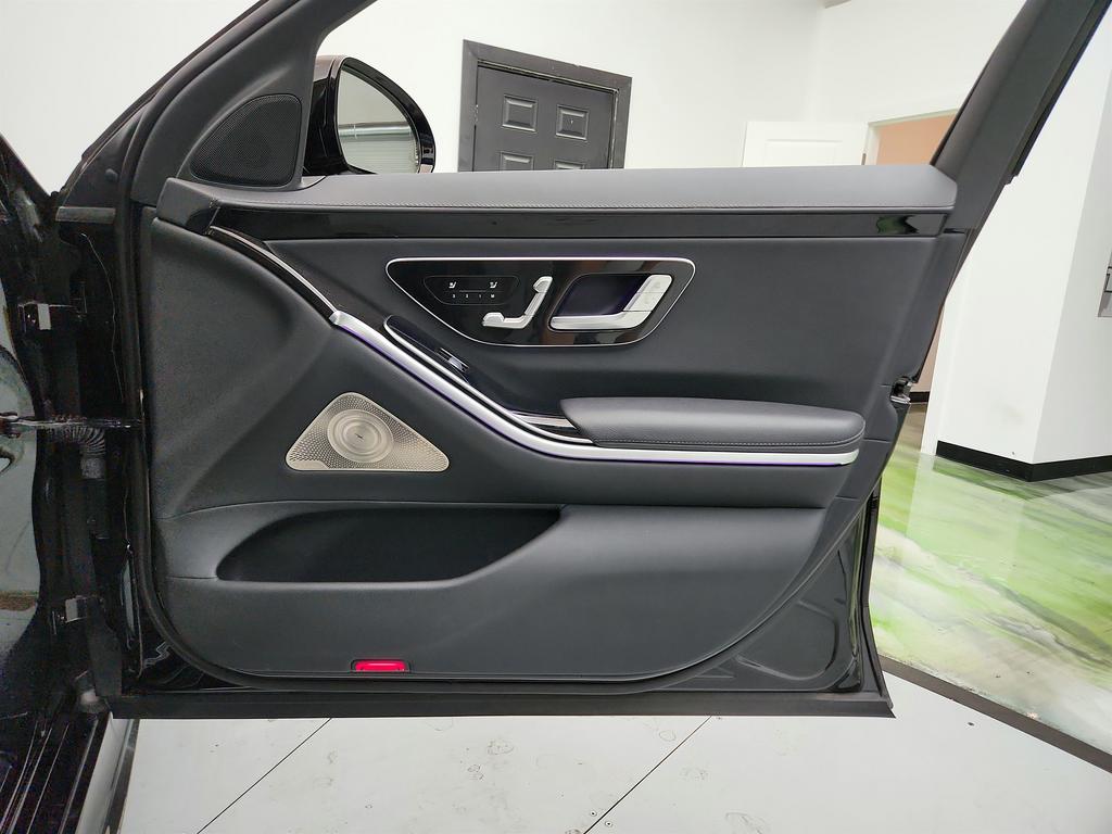 Vehicle image 33 of 41