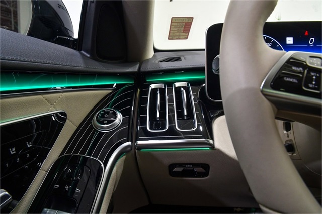 Vehicle image 33 of 34