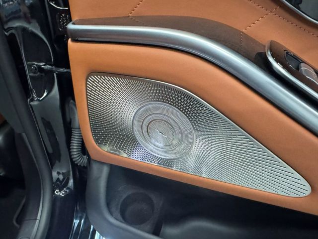 Vehicle image 31 of 37