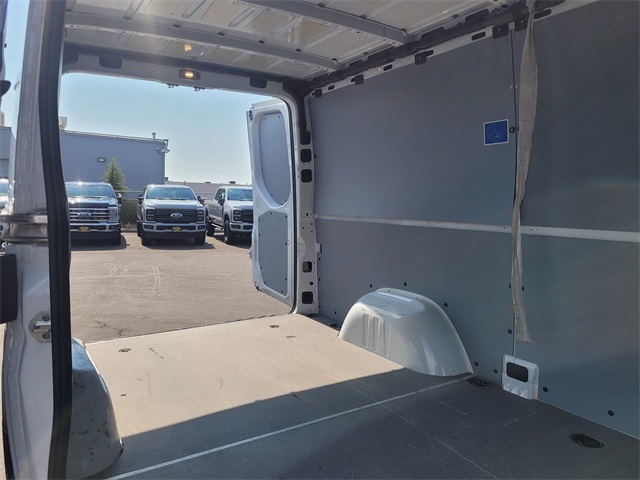 Vehicle image 7 of 24