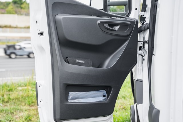 Vehicle image 27 of 30