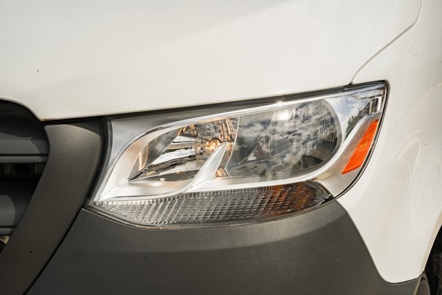 Vehicle image 10 of 39