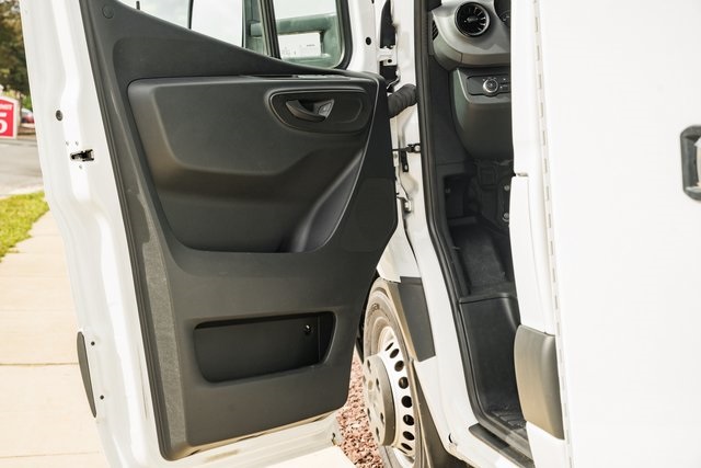 Vehicle image 34 of 39