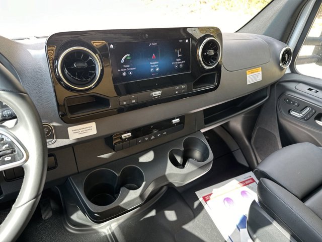 Vehicle image 27 of 30