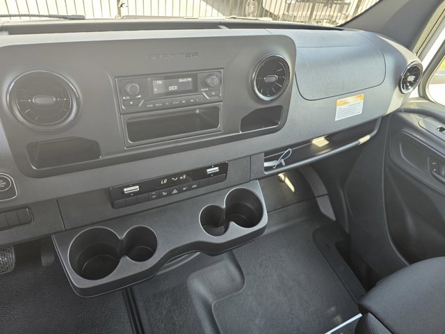 Vehicle image 14 of 19