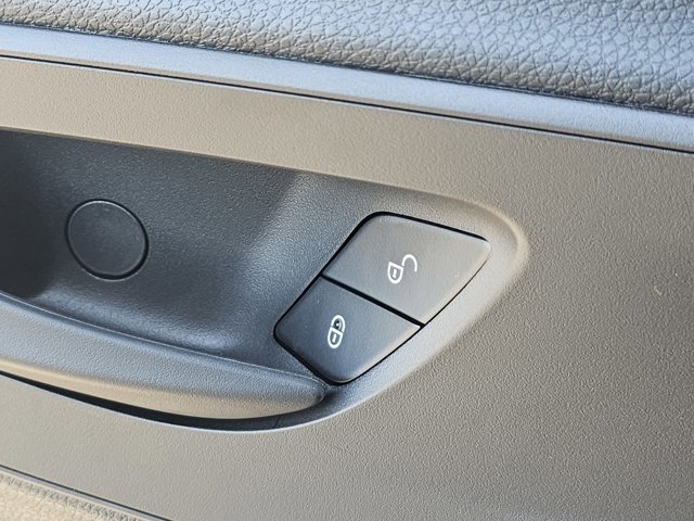 Vehicle image 11 of 19