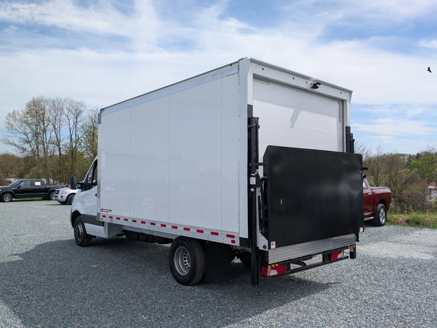 Vehicle image 8 of 27