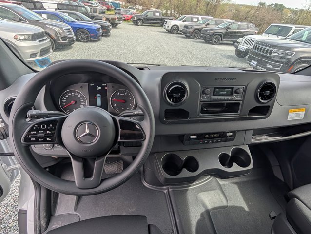 Vehicle image 17 of 27