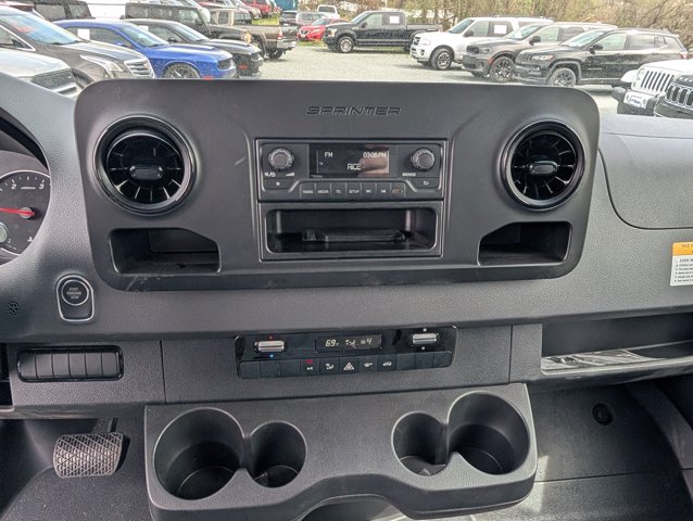 Vehicle image 18 of 27