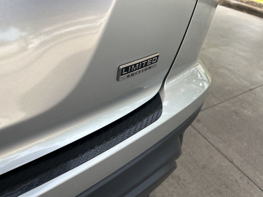 Vehicle image 16 of 43