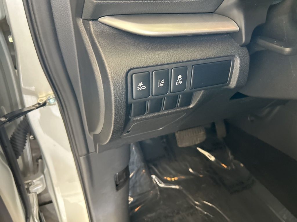Vehicle image 33 of 43