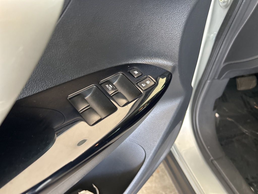 Vehicle image 32 of 43