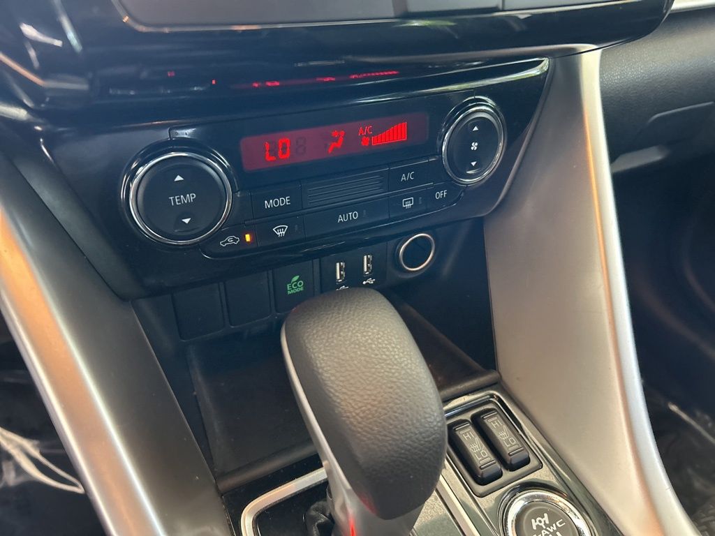 Vehicle image 37 of 43