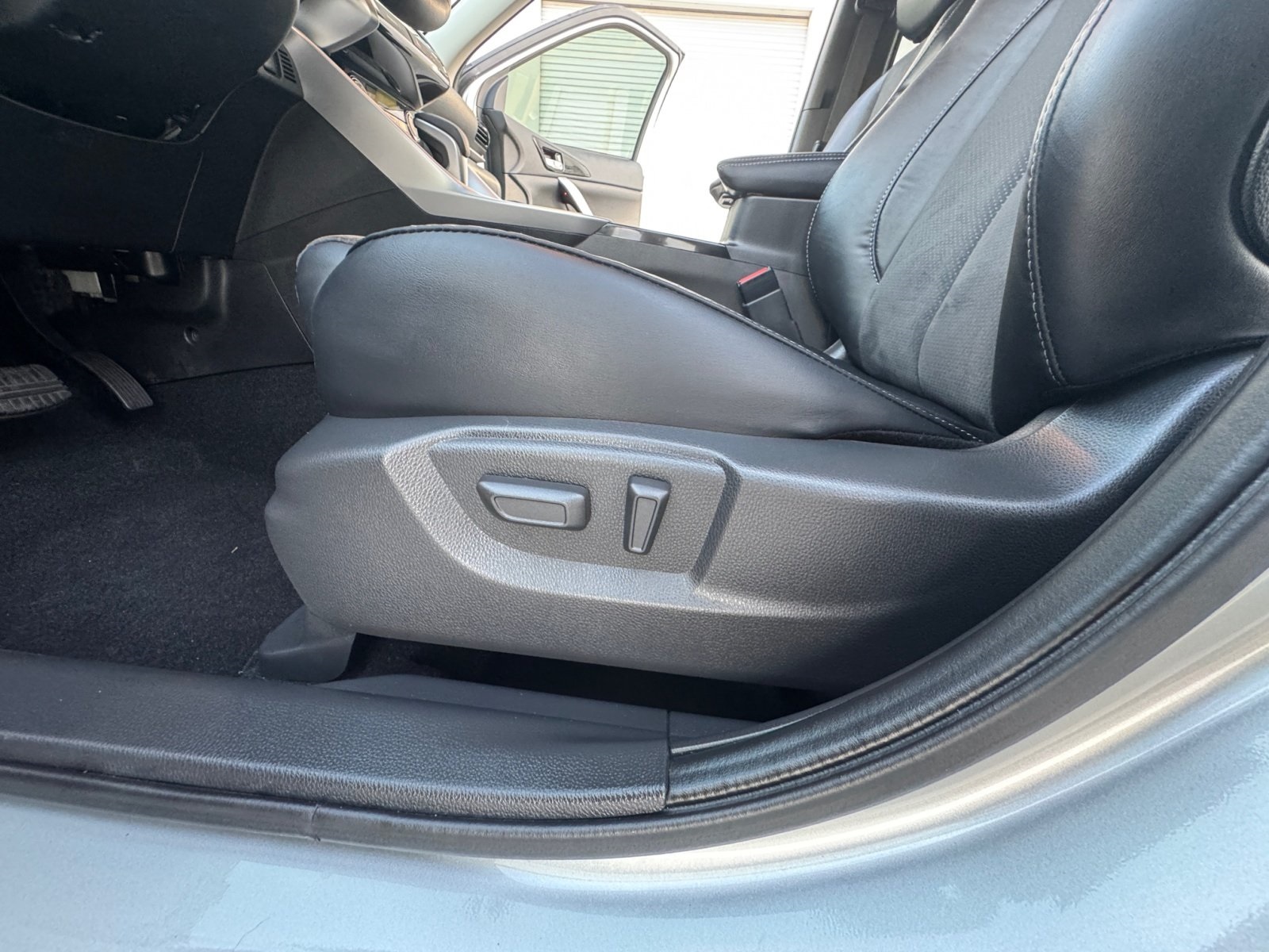 Vehicle image 32 of 40