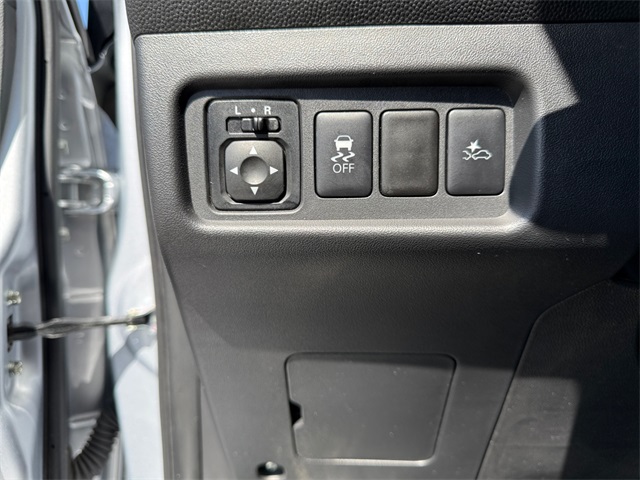 Vehicle image 24 of 27