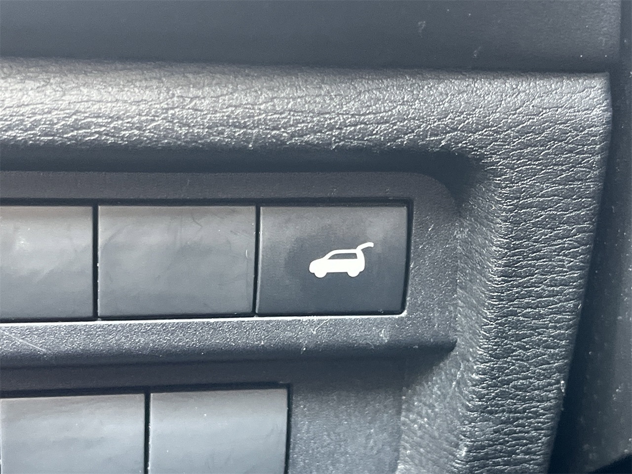 Vehicle image 23 of 33