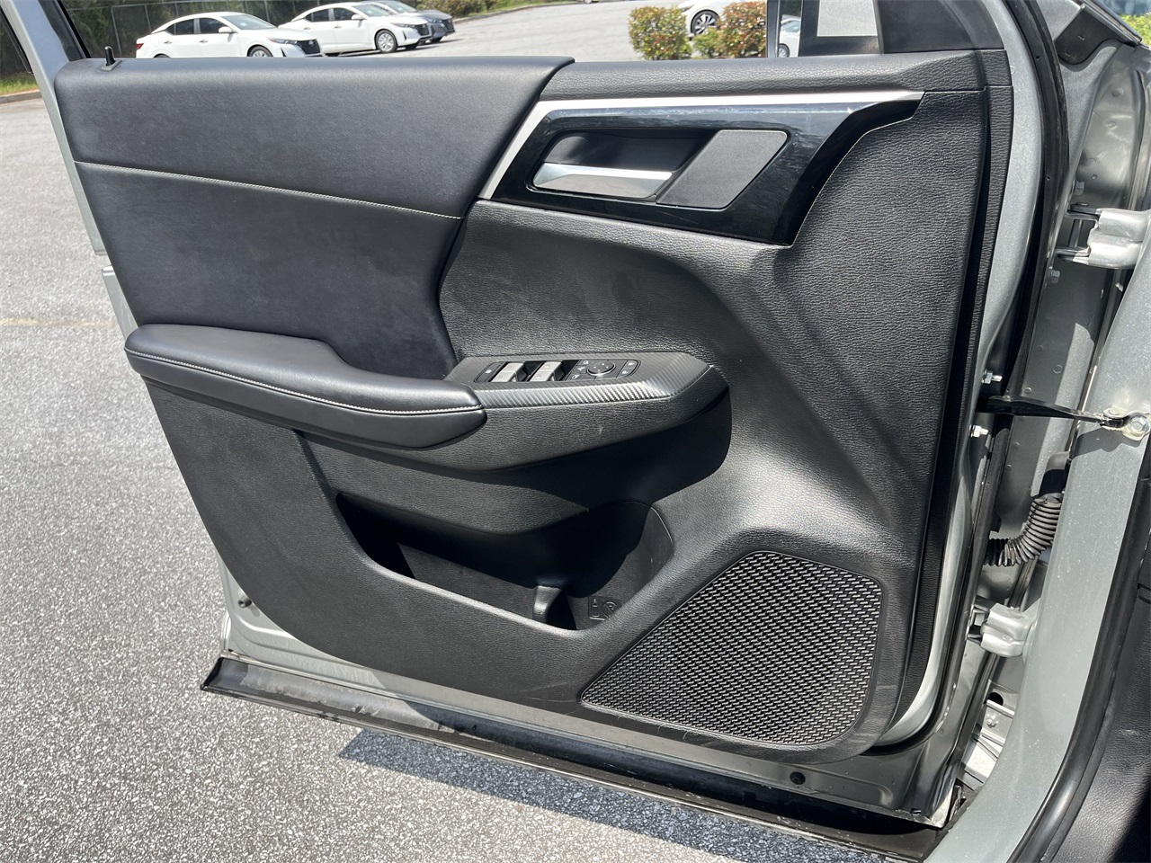 Vehicle image 25 of 33