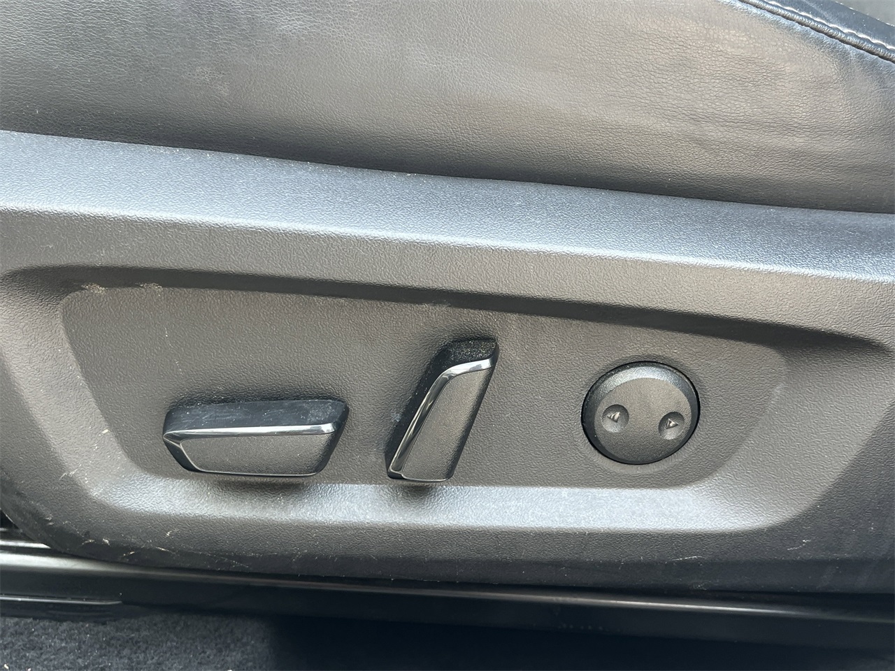 Vehicle image 27 of 33