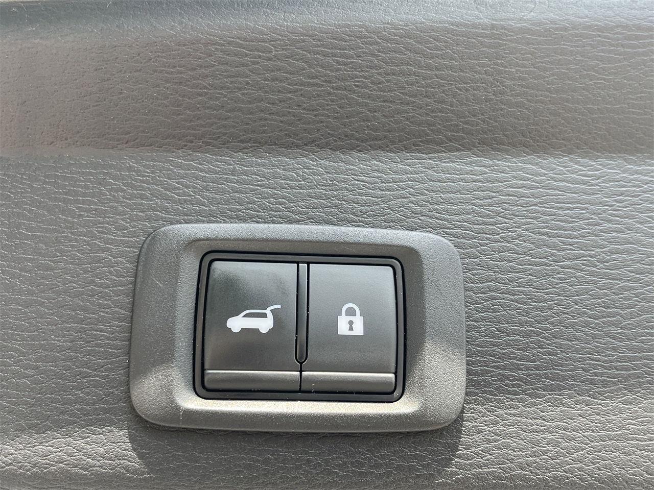 Vehicle image 30 of 33