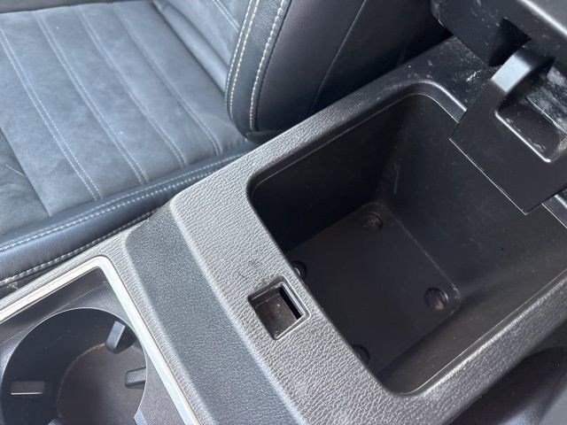Vehicle image 32 of 48