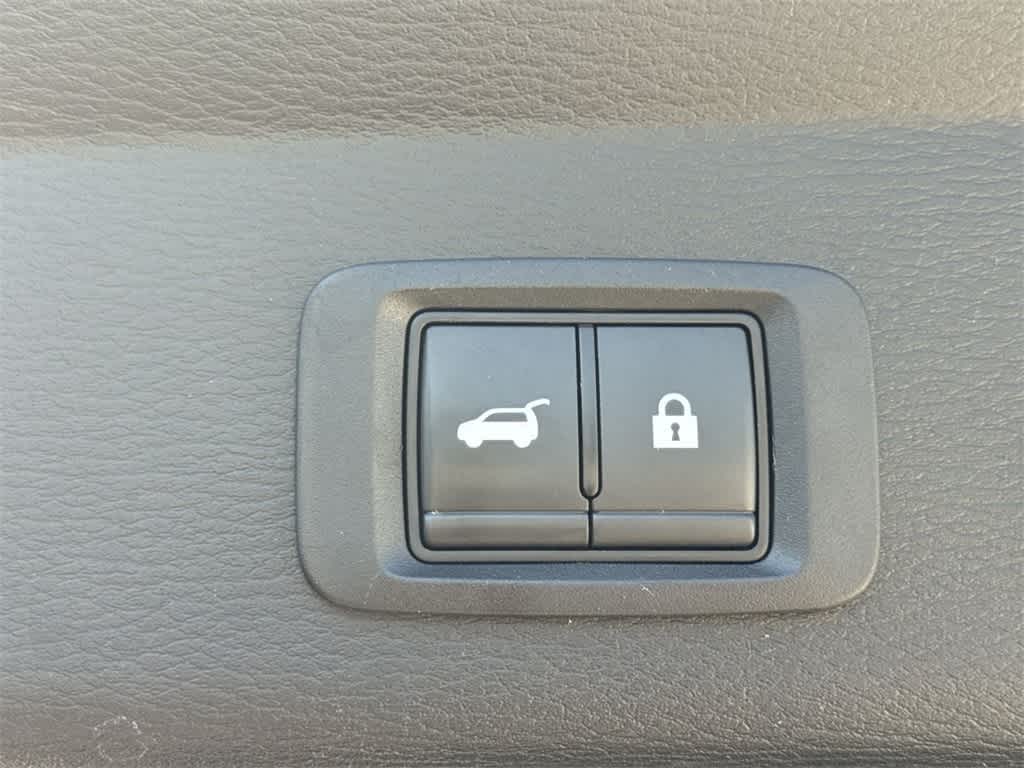 Vehicle image 21 of 26