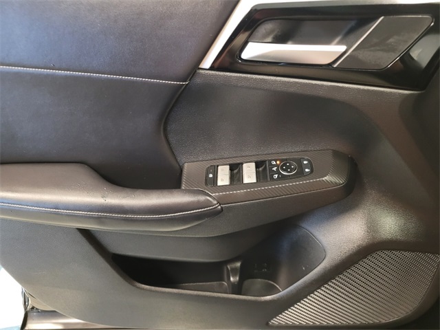 Vehicle image 21 of 27