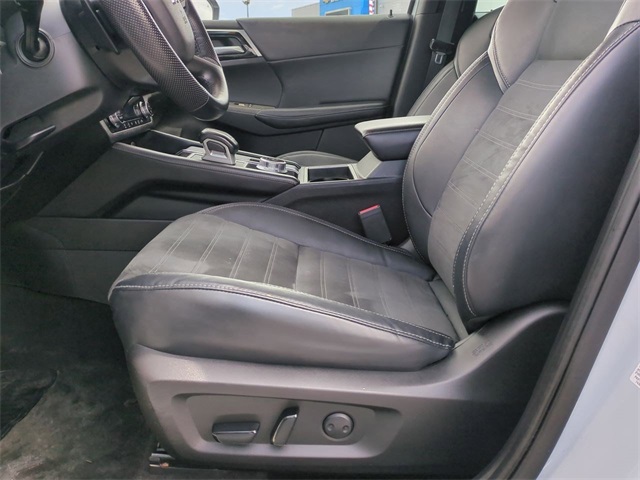 Vehicle image 21 of 34