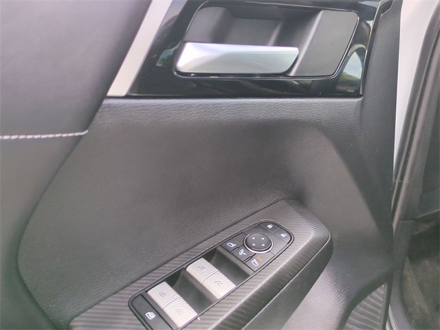 Vehicle image 23 of 34