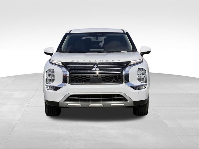 2023 Mitsubishi Outlander SE Image 2 of 37