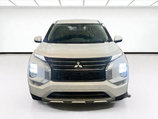 2023 Mitsubishi Outlander SE Image 2 of 24