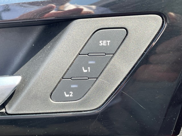 Vehicle image 18 of 28