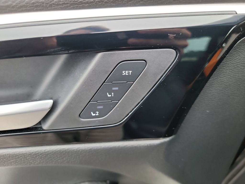 Vehicle image 25 of 34