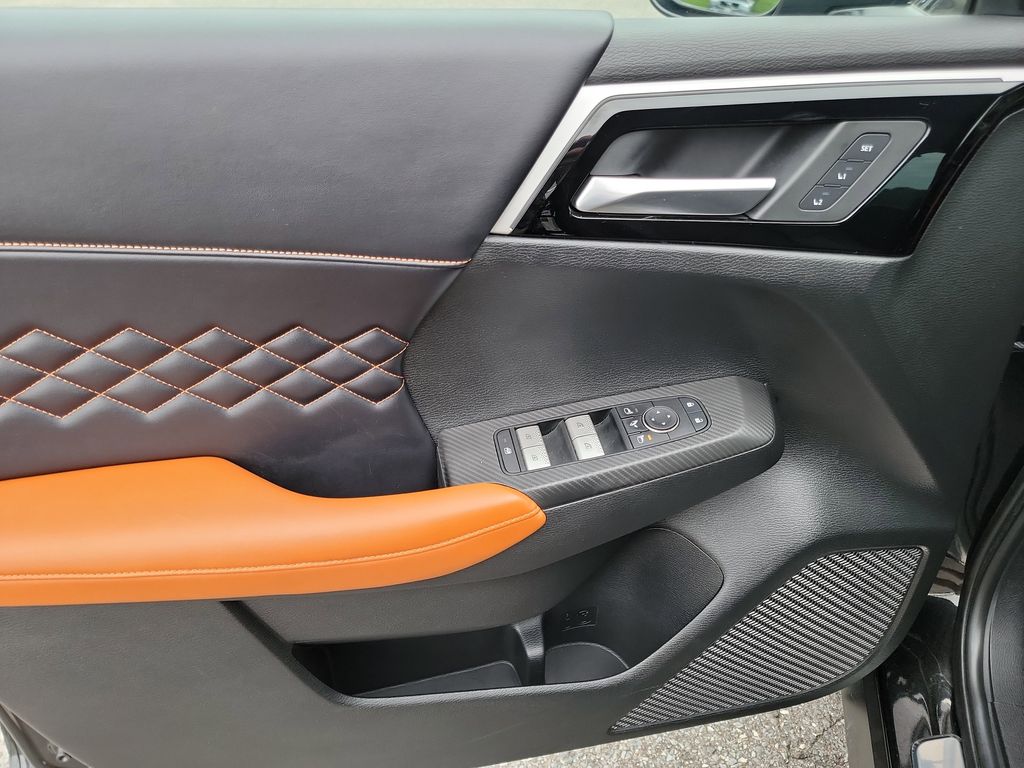 Vehicle image 21 of 34