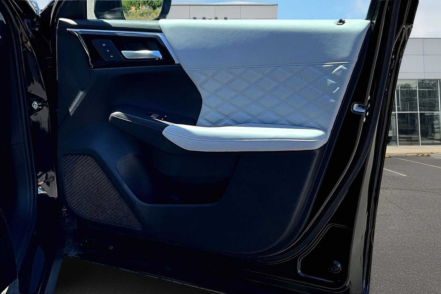 Vehicle image 26 of 30