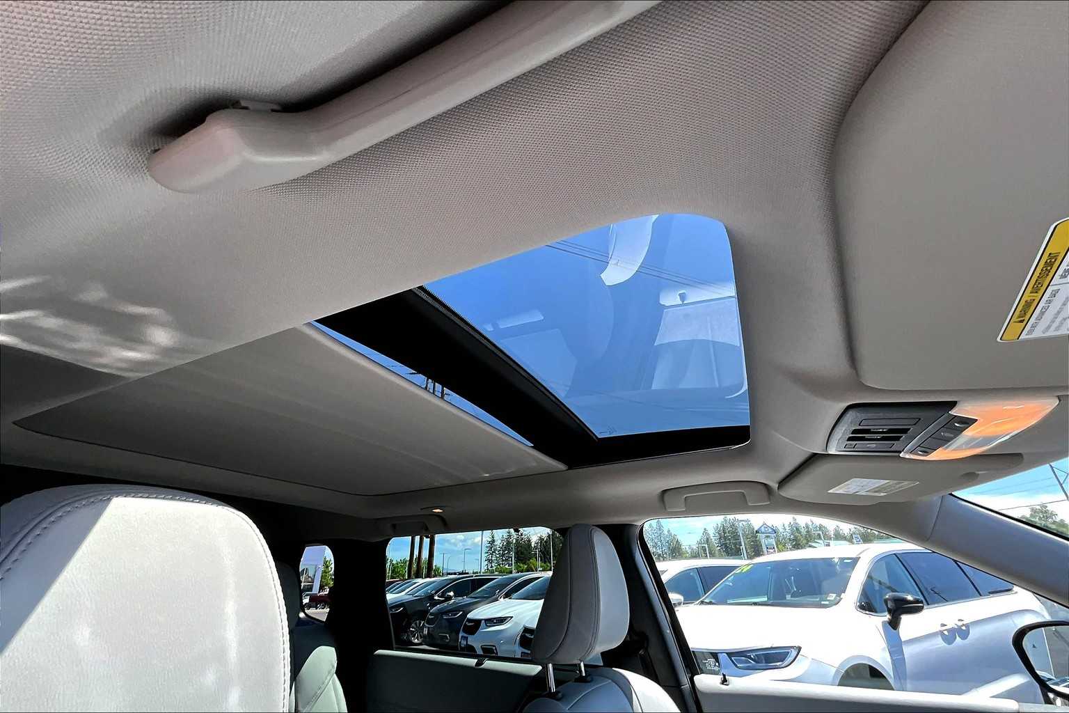Vehicle image 27 of 30