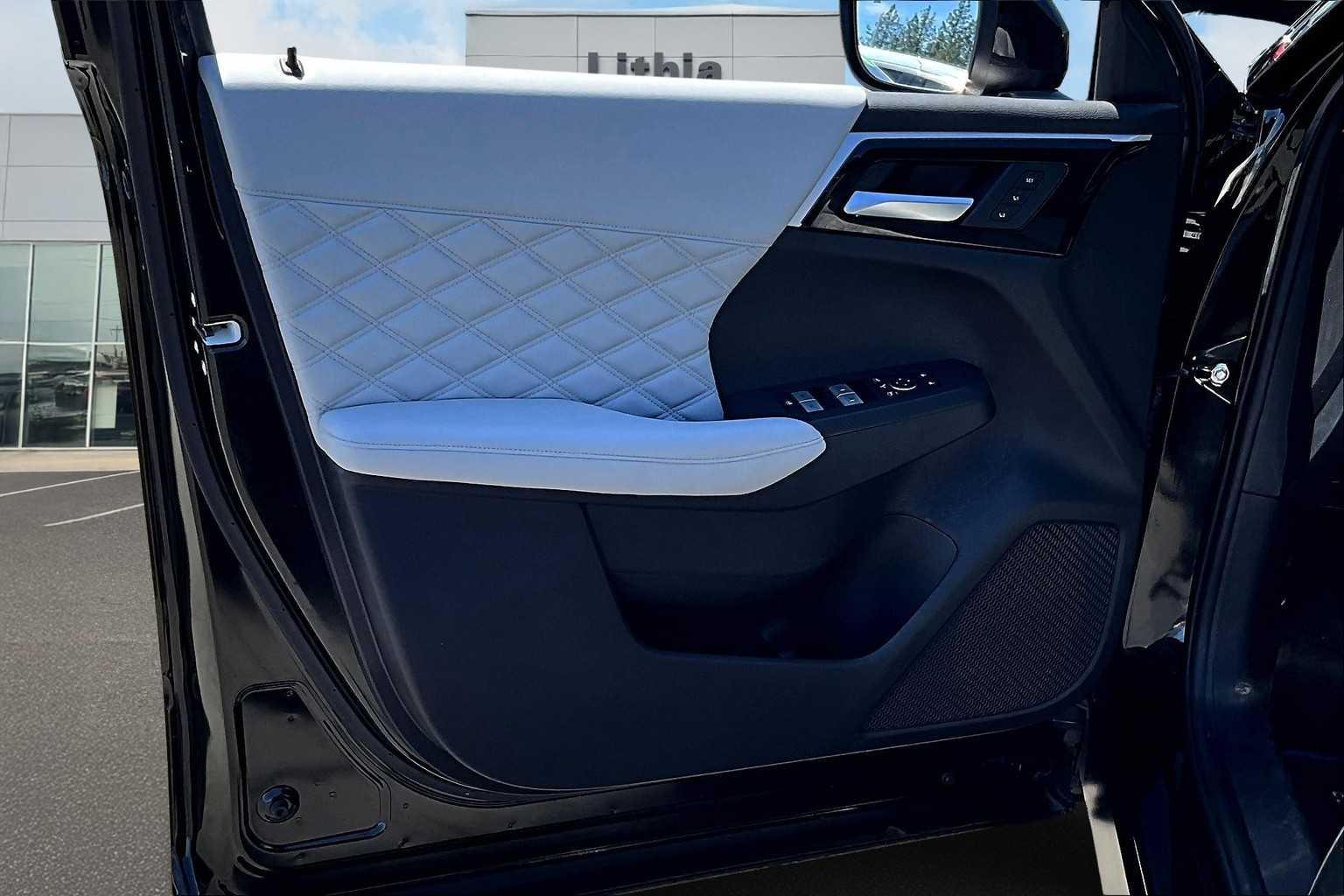 Vehicle image 25 of 30