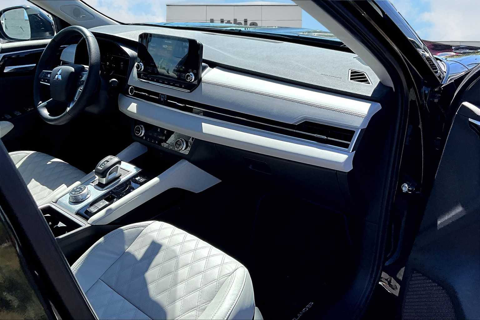 Vehicle image 21 of 30