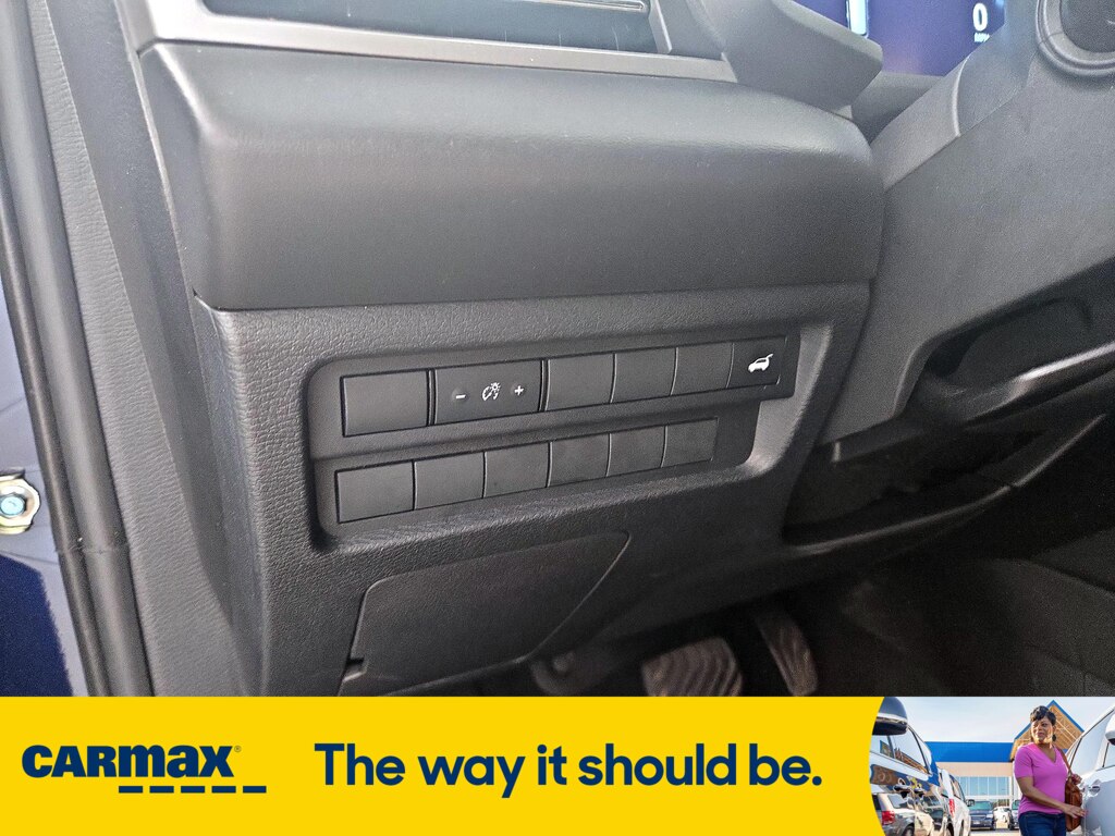 Vehicle image 17 of 28