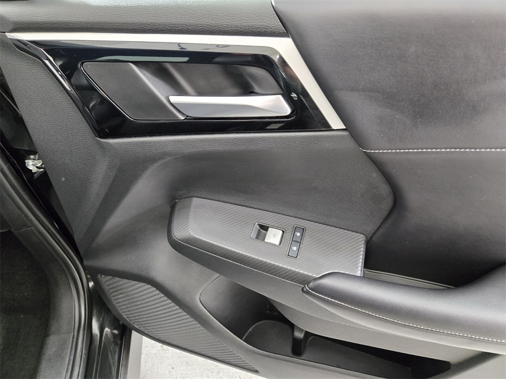 Vehicle image 21 of 31