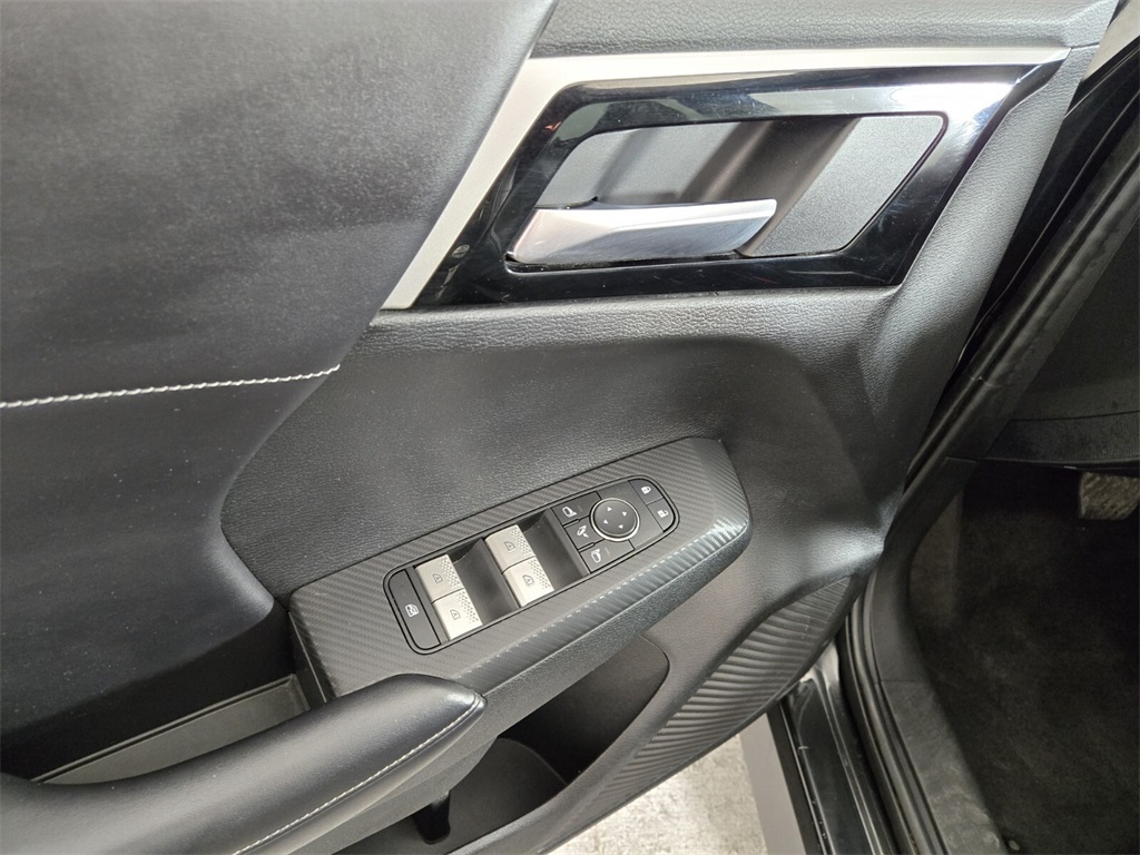 Vehicle image 23 of 31