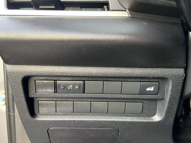 Vehicle image 16 of 19