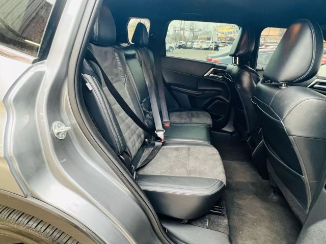 Vehicle image 7 of 19