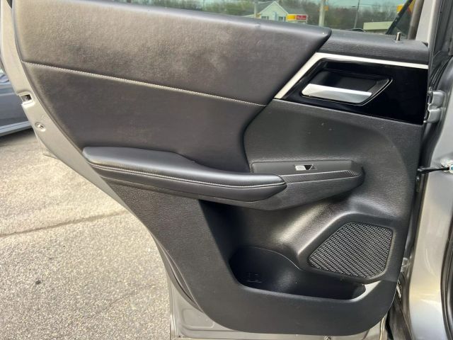 Vehicle image 13 of 19