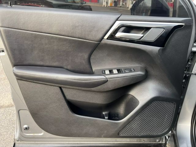 Vehicle image 15 of 19