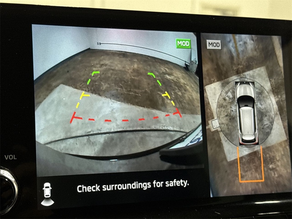 Vehicle image 21 of 28