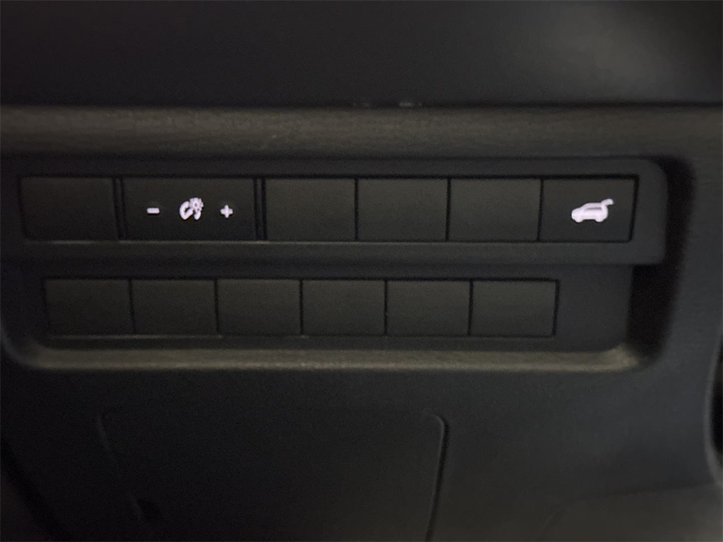 Vehicle image 25 of 28