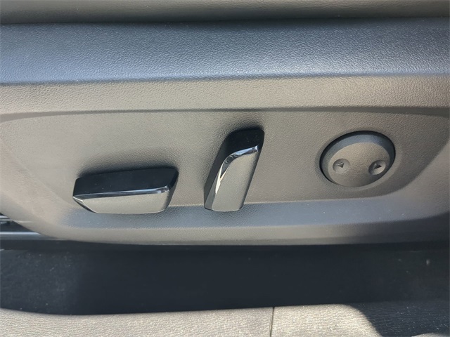 Vehicle image 27 of 34