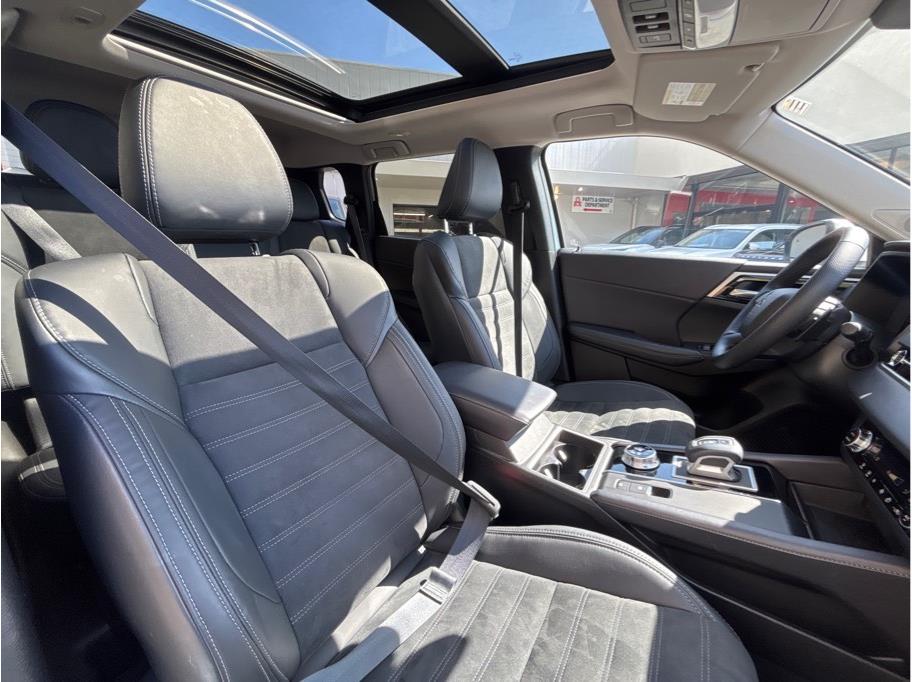 Vehicle image 10 of 32