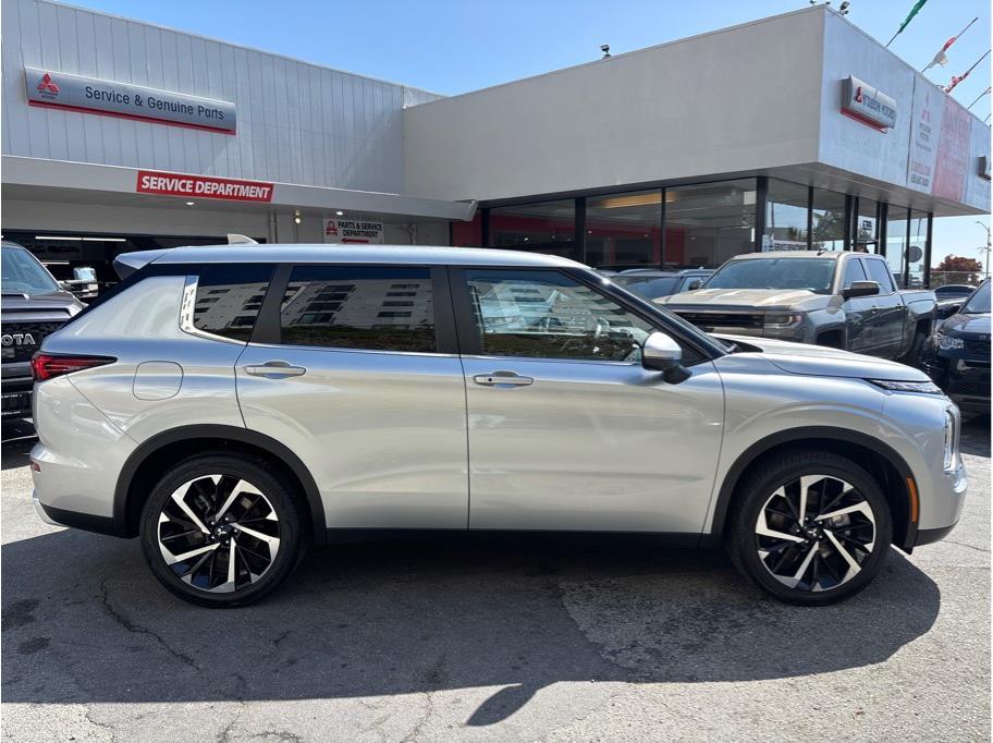 Vehicle image 4 of 32