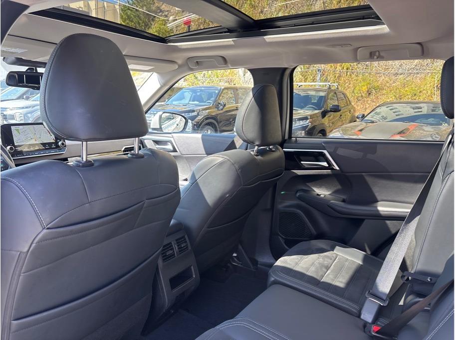 Vehicle image 14 of 32